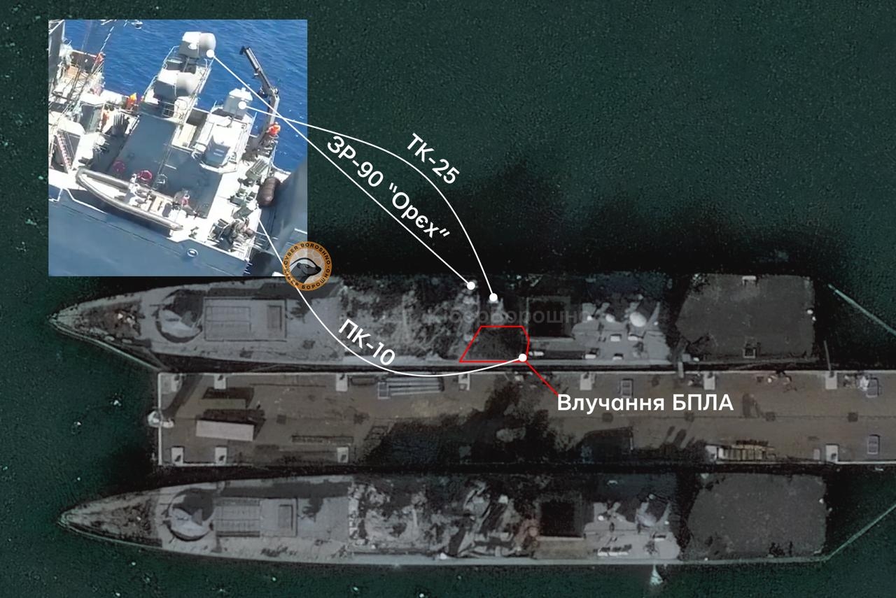 Спутниковый снимок попадания БПЛА по фрегату проекта 11356Р «Адмирал Эссен» в порту Новороссийска