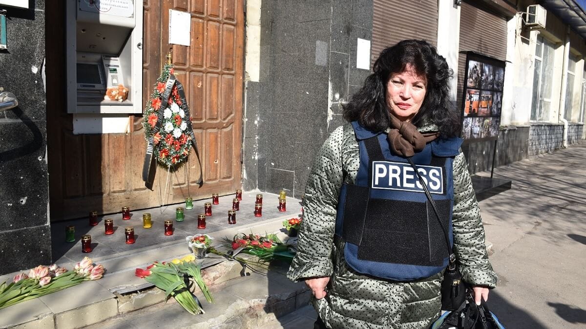 Программа «Время» привезла в Еленовку нидерландскую пропагандистку, на счету которой уже несколько фейков о войне