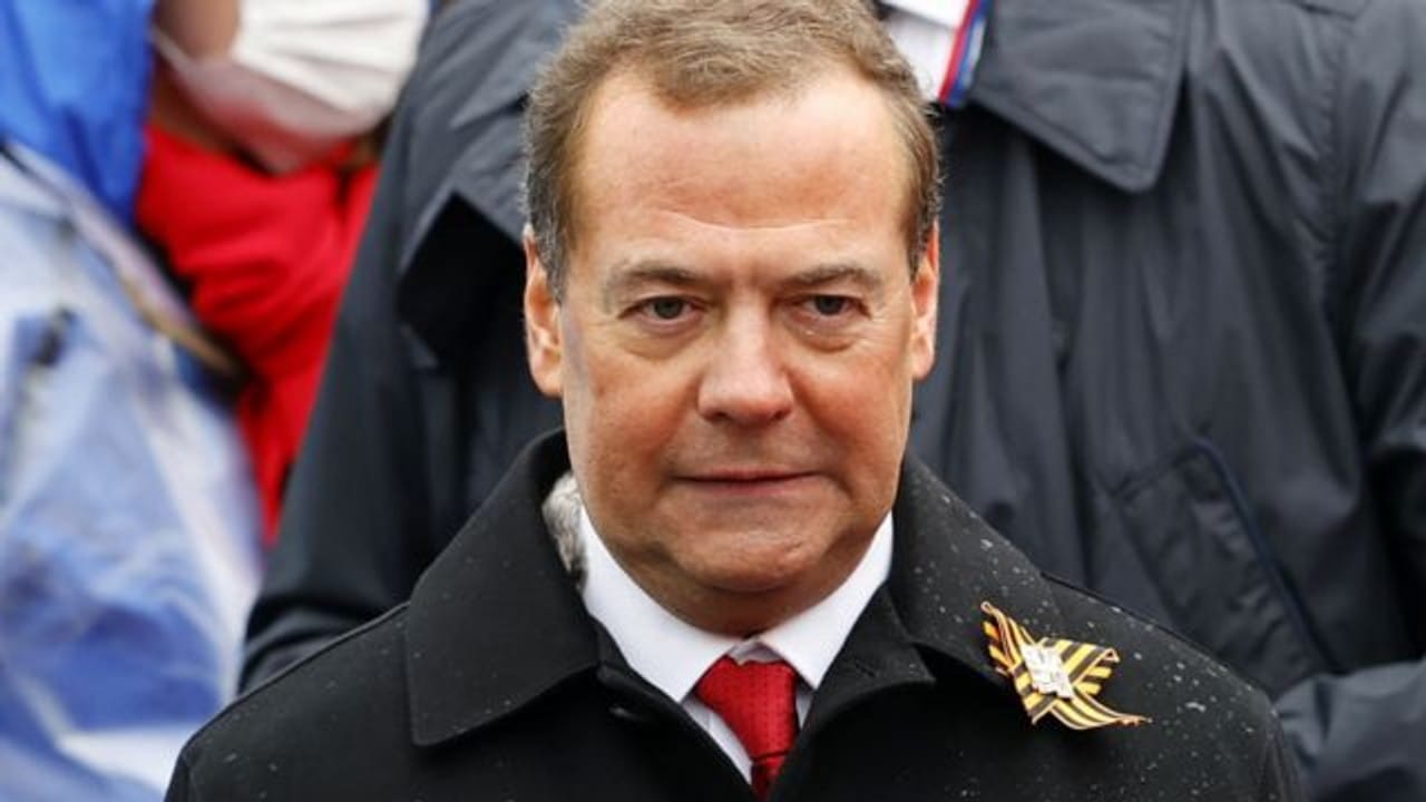 Зампредседателя Совбеза России Медведев заявил, что нужно свергнуть Байдена «по просьбе Трампа»