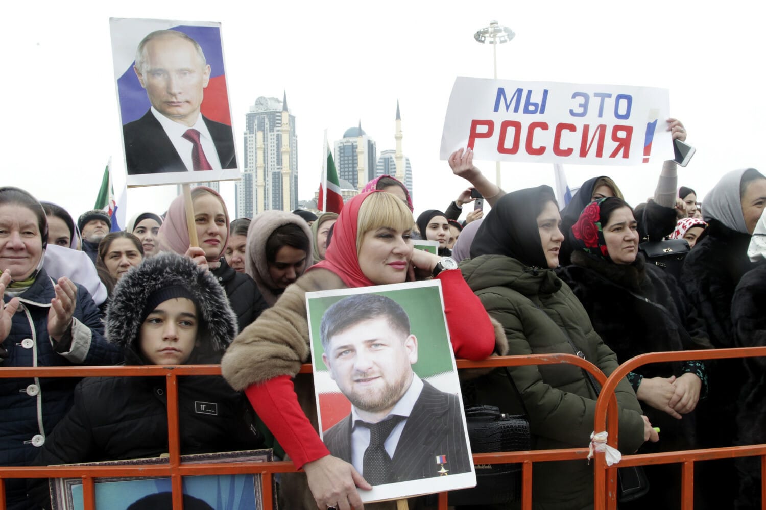 Женщине с детьми пришлось уехать из Чечни и покинуть страну — в телефоне ее дочери нашли аниме-картинку