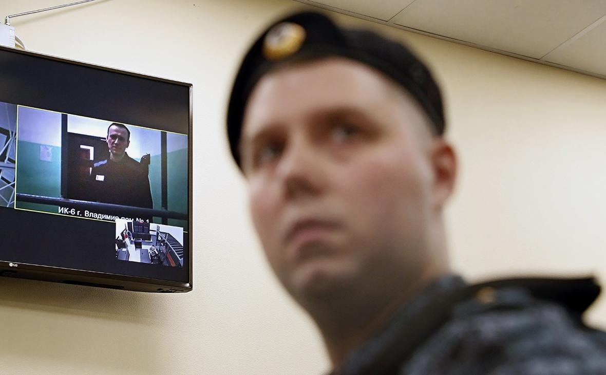 С Навальным не могут связаться уже неделю. Песков заявил, что Кремль «не имеет возможности отслеживать заключенных»