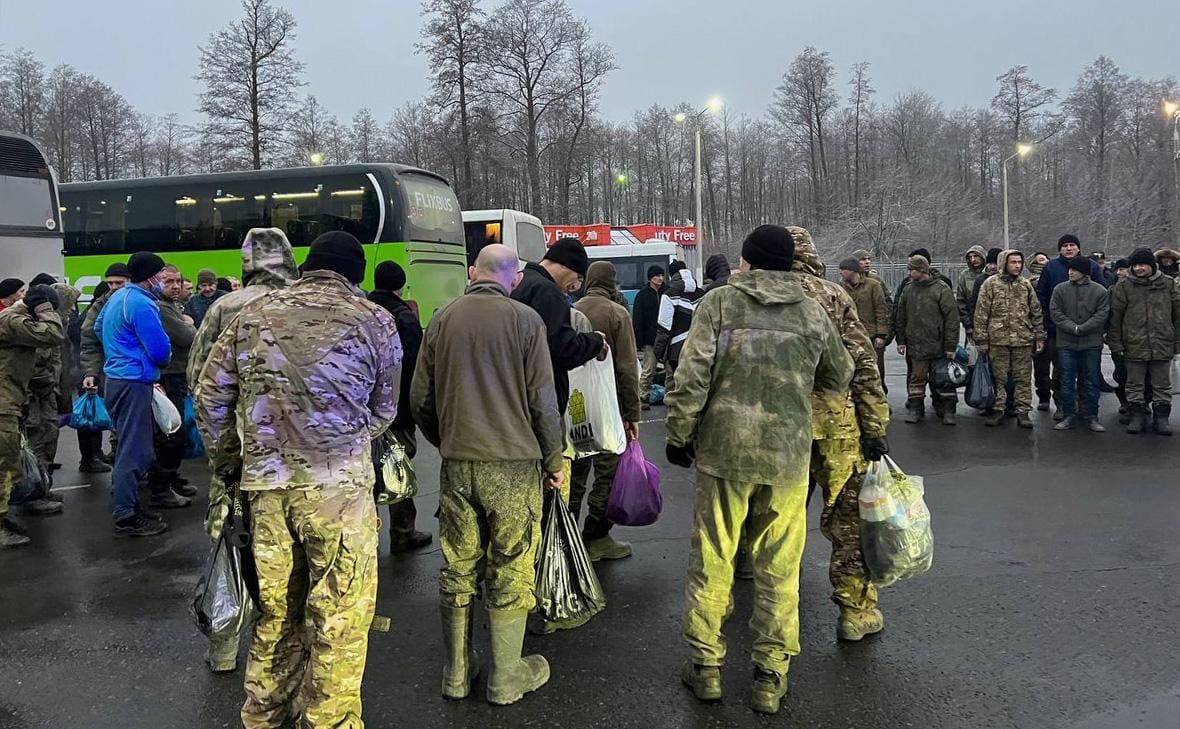 Российская сторона утверждает, что Украина неожиданно отказалась от обмена. Накануне Z-блогеры обвиняли ее в срыве репатриации тел погибших
